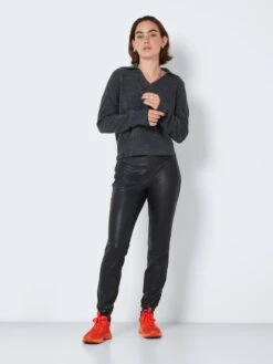 Noisy May HIGH WAISTED COATED TROUSERS 11 Noisy May HIGH WAISTED COATED TROUSERS -Noisy May Shop 27023294 Black 004