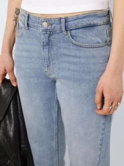 Noisy May NMJULES LOW WAISTED BOYFRIEND JEANS 13 Noisy May NMJULES LOW WAISTED BOYFRIEND JEANS -Noisy May Shop 27025196 LightBlueDenim 006